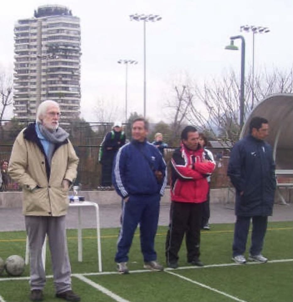 Profesores y dirigentes de LIFI reunidos junto a una cancha