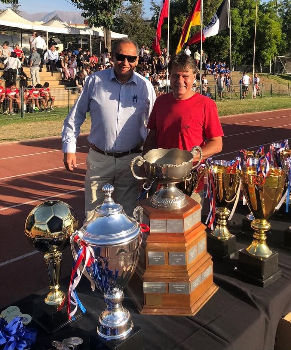Dirigentes de LIFI junto a los trofeos de una premiación